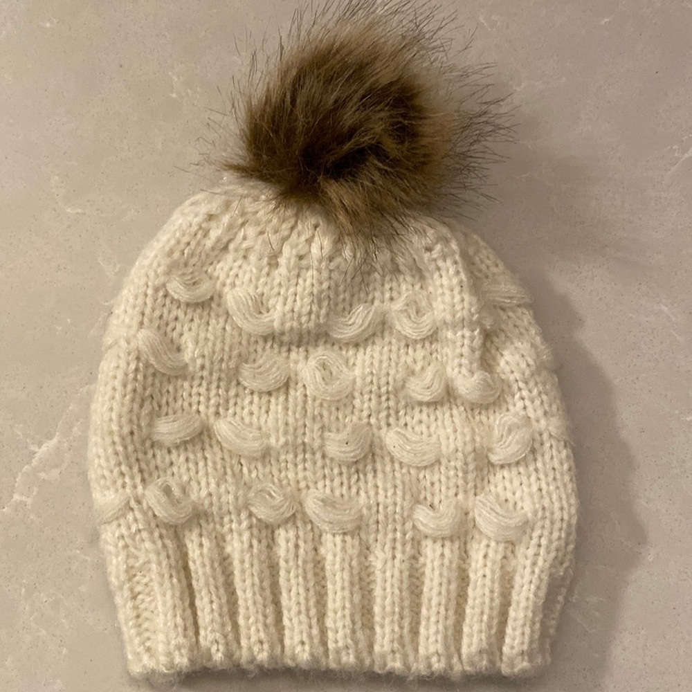 Kids cream pom cable-knit hat- good condition!